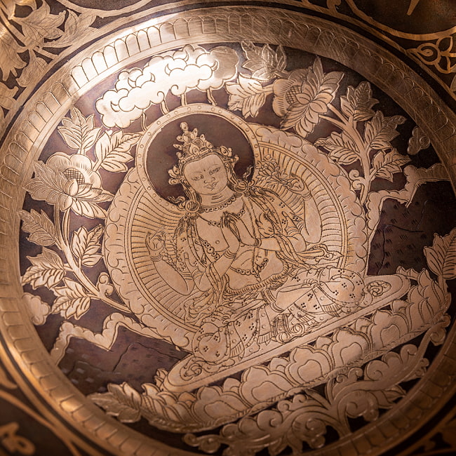 【一点物】六字咒観音菩薩　細密彫りチベタンアンティックシンギングボウル【音階:D】約1235g(スティック付属) 5 - 別の角度から