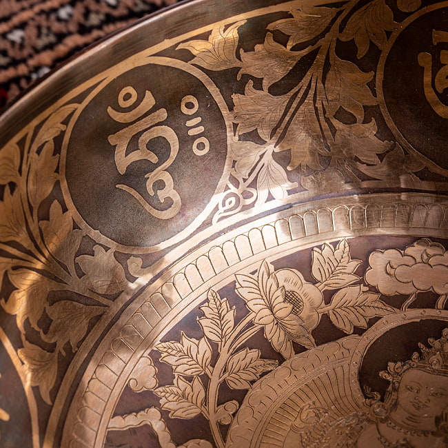 【一点物】六字咒観音菩薩　細密彫りチベタンアンティックシンギングボウル【音階:D】約1235g(スティック付属) 6 - 一点物のシンギングボウルなので、写真の品をお送りいたします。