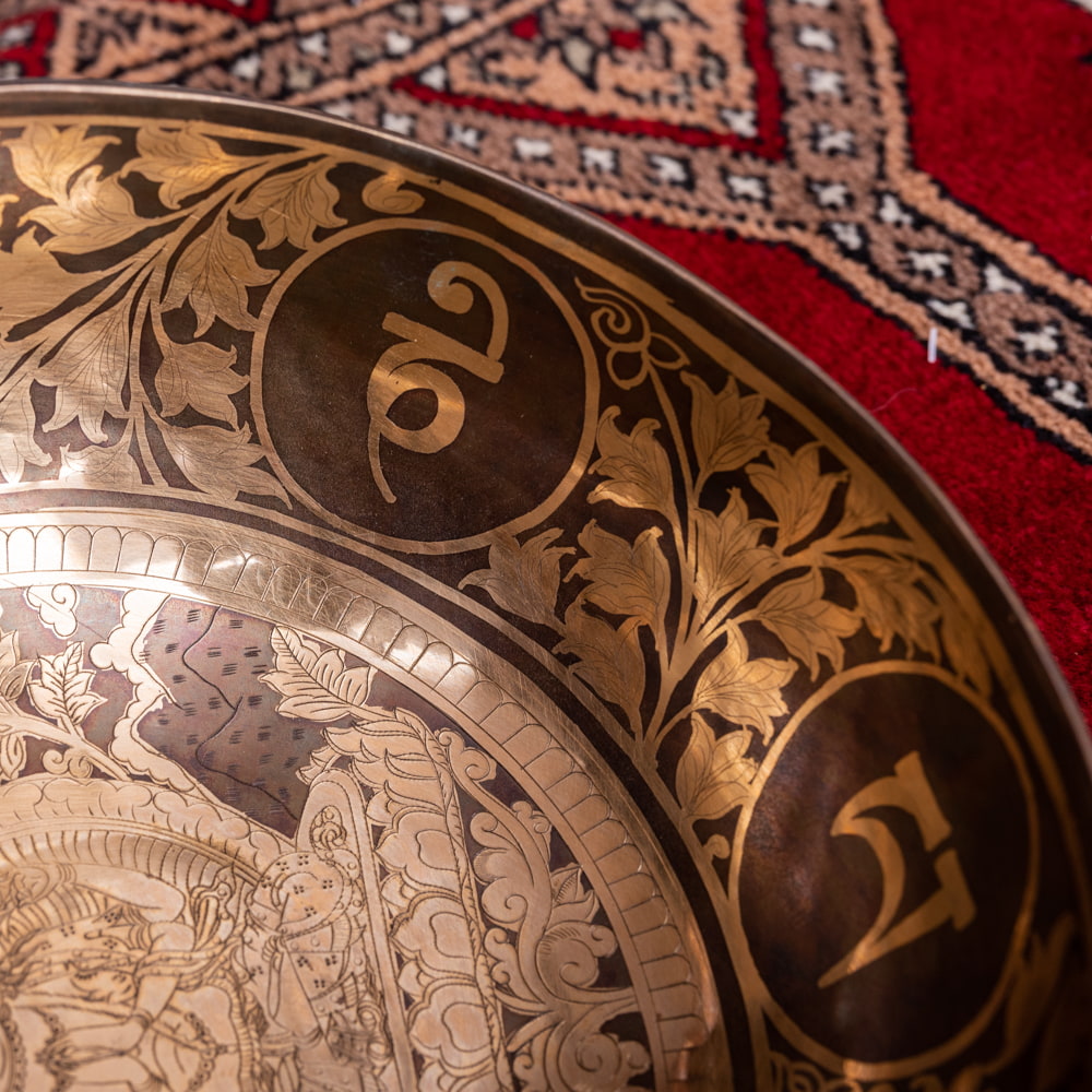 【一点物】六字咒観音菩薩　細密彫りチベタンアンティックシンギングボウル【音階:D】約1235g(スティック付属)3枚目の説明写真です