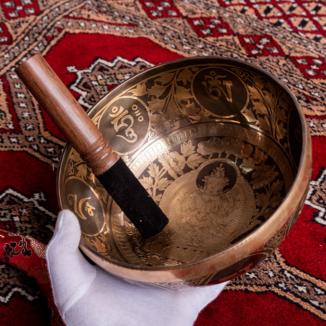 【一点物】六字咒観音菩薩　細密彫りチベタンアンティックシンギングボウル【音階:D】約1235g(スティック付属) 8 - このくらいのサイズ感になります