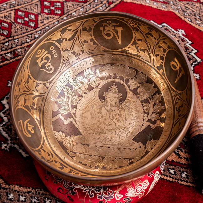【一点物】六字咒観音菩薩　細密彫りチベタンアンティックシンギングボウル【音階:D】約1235g(スティック付属)の写真アンティーク,シンギングボウル,アンティック シンギングボウル,ネパール 楽器,ネパール 打楽器,民族楽器