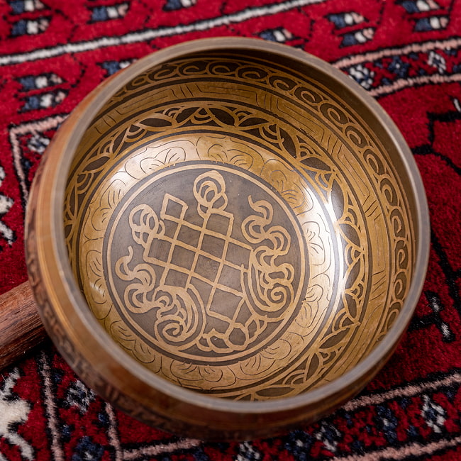 一点物】手彫り文様入りチベタンシンギングボウル【音階:Bb】953g