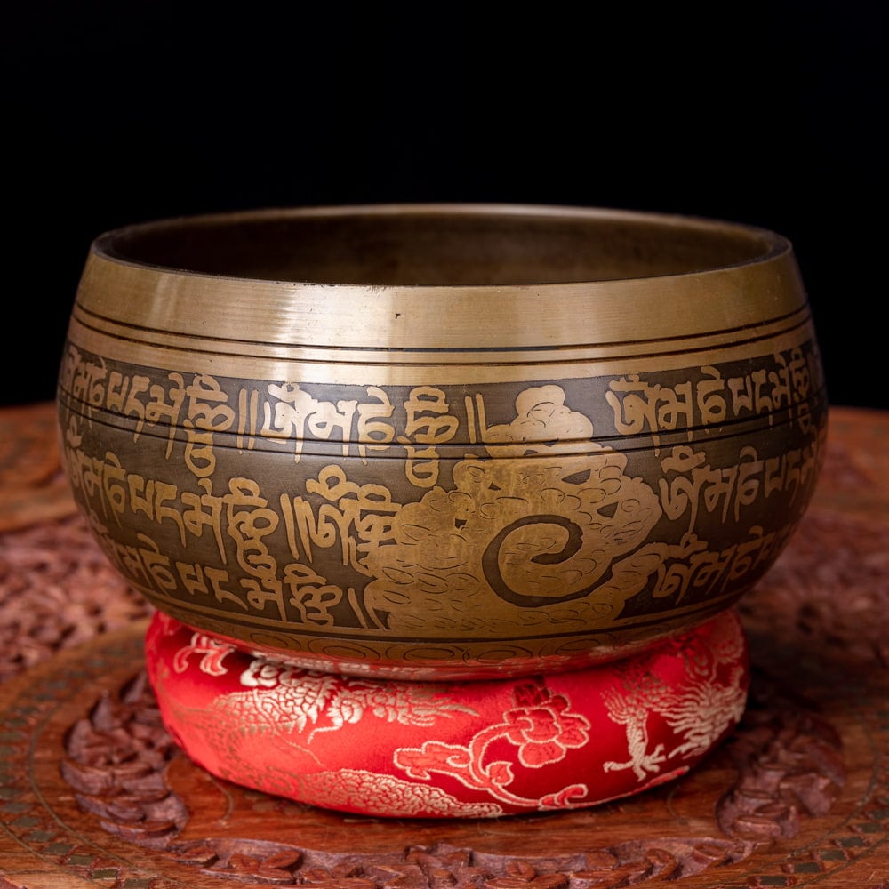 一点物】手彫り文様入りチベタンシンギングボウル【音階:Bb】953g