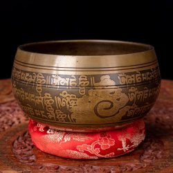 一点物】手彫り文様入りチベタンシンギングボウル【音階:Bb】953g