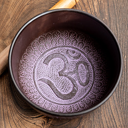 ライトウェイトシンギングボウル　オーン模様〔直径：約15.2cm〕 - サブ4