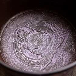 ライトウェイトシンギングボウル　アモーガシッティー　不空成就如来〔直径：約17.8cm〕 - サブ5
