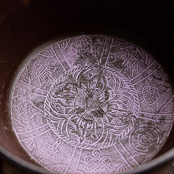 ライトウェイトシンギングボウル　交差金剛杵と幸運の八吉祥文様〔直径：約19.5cm〕 - サブ5