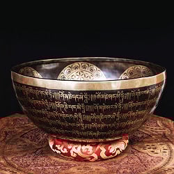 【一点物】グリーンターラー 緑多羅菩薩　細密彫りチベタンアンティックシンギングボウル【音階：C#】約3650g(スティック付属) - サブ2