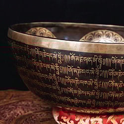 【一点物】グリーンターラー 緑多羅菩薩　細密彫りチベタンアンティックシンギングボウル【音階：C#】約3650g(スティック付属) - サブ3