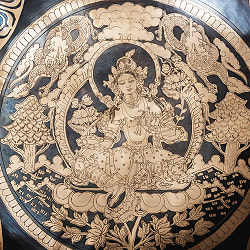 【一点物】グリーンターラー 緑多羅菩薩　細密彫りチベタンアンティックシンギングボウル【音階：C#】約3650g(スティック付属) - サブ4