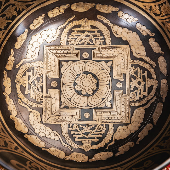 【一点物】カーラチャクラ曼荼羅　細密彫りチベタンアンティックシンギングボウル【音階：Bb】約1055g(スティック付属) 4 - とても綺麗に描かれています
