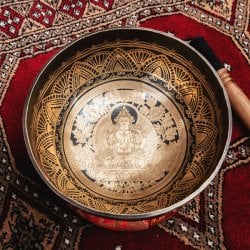 【一点物】六字咒観音菩薩 細密彫りチベタンアンティックシンギングボウル【音階:G】約1584g(スティック付属)