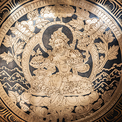 【一点物】グリーンターラー 緑多羅菩薩　細密彫りチベタンアンティックシンギングボウル【音階：E】約1850g(スティック付属) - サブ4