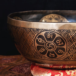 【一点物】アミターバ 阿弥陀如来 細密彫りチベタンアンティックシンギングボウル【音階:D】約2830g(スティック付属) - サブ3