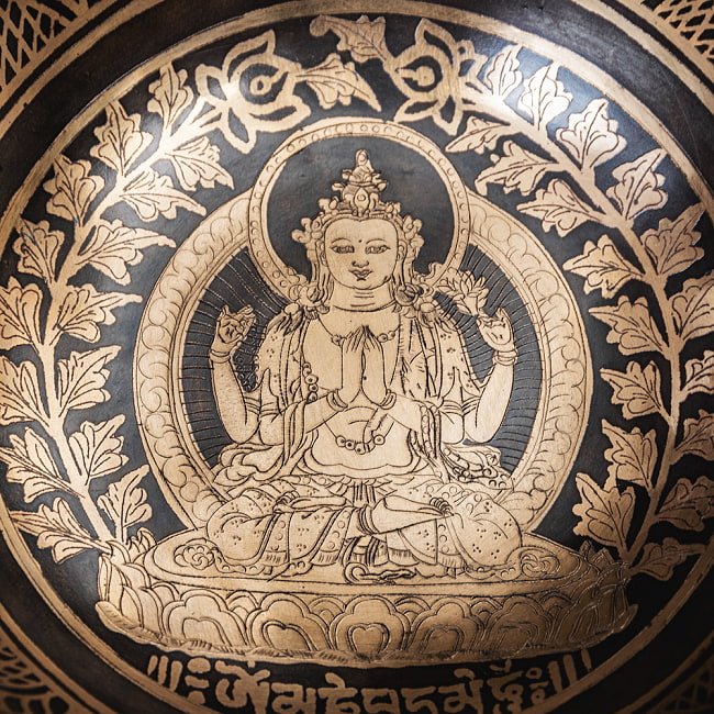 【一点物】六字咒観音菩薩 細密彫りチベタンアンティックシンギングボウル【音階:C#】約944g(スティック付属) 4 - とても綺麗に描かれています