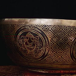 【一点物】六字咒観音菩薩 細密彫りチベタンアンティックシンギングボウル【音階:Eb】約3455g(スティック付属) - サブ3