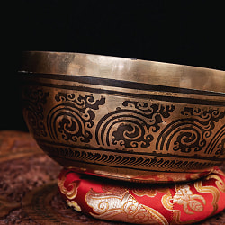 【一点物】六字咒観音菩薩 細密彫りチベタンアンティックシンギングボウル【音階:C】約992g(スティック付属) - サブ3