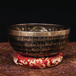 【一点物】グリーンターラー 緑多羅菩薩　細密彫りチベタンアンティックシンギングボウル【音階：Bb】約1510g(スティック付属) - サブ2
