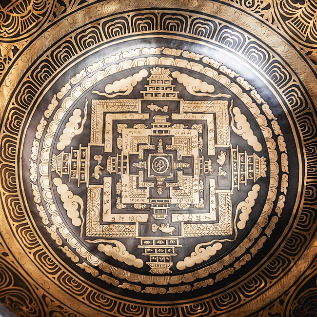 【一点物】カーラチャクラ曼荼羅　細密彫りチベタンアンティックシンギングボウル【音階：E】約5070g(スティック付属) 4 - とても綺麗に描かれています