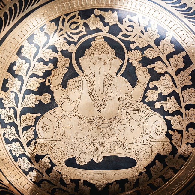 【一点物】ガネーシャ　細密彫りチベタンアンティックシンギングボウル【音階：Bb】約1428g(スティック付属) 4 - とても綺麗に描かれています