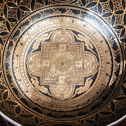 【一点物】カーラチャクラ曼荼羅　細密彫りチベタンアンティックシンギングボウル【音階：E】約1548g(スティック付属) - サブ4