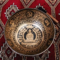【一点物】アミターバ 阿弥陀如来 細密彫りチベタンアンティックシンギングボウル【音階:G】約2384g(スティック付属)