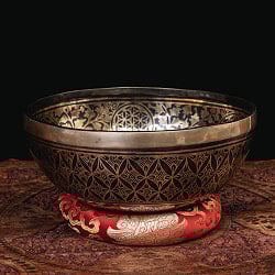 【一点物】グリーンターラー 緑多羅菩薩　細密彫りチベタンアンティックシンギングボウル【音階：Ab】約2350g(スティック付属) - サブ2