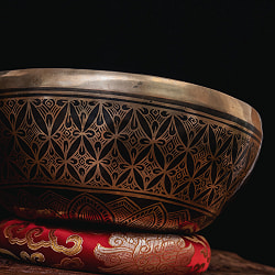 【一点物】グリーンターラー 緑多羅菩薩　細密彫りチベタンアンティックシンギングボウル【音階：Ab】約2350g(スティック付属) - サブ3