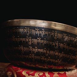 【一点物】白多羅菩薩　ホワイトターラー　細密彫りチベタンアンティックシンギングボウル【音階：C#】約1576g(スティック付属) - サブ3