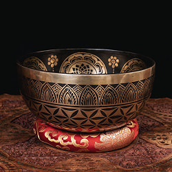 【一点物】白多羅菩薩　ホワイトターラー　細密彫りチベタンアンティックシンギングボウル【音階：Eb】約1992g(スティック付属) - サブ2