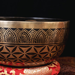 【一点物】白多羅菩薩　ホワイトターラー　細密彫りチベタンアンティックシンギングボウル【音階：Eb】約1992g(スティック付属) - サブ3