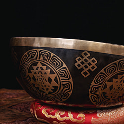 【一点物】カーラチャクラ曼荼羅　細密彫りチベタンアンティックシンギングボウル【音階：G】約2240g(スティック付属) - サブ3