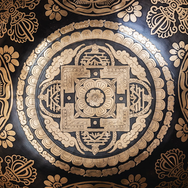 【一点物】カーラチャクラ曼荼羅　細密彫りチベタンアンティックシンギングボウル【音階：G】約2240g(スティック付属) 4 - とても綺麗に描かれています