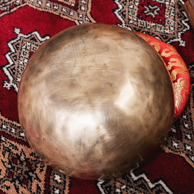 【一点物】アンティックシンギングボウル【音階:C】約1567g(スティック付属) 6 - 裏面はこのようになっております