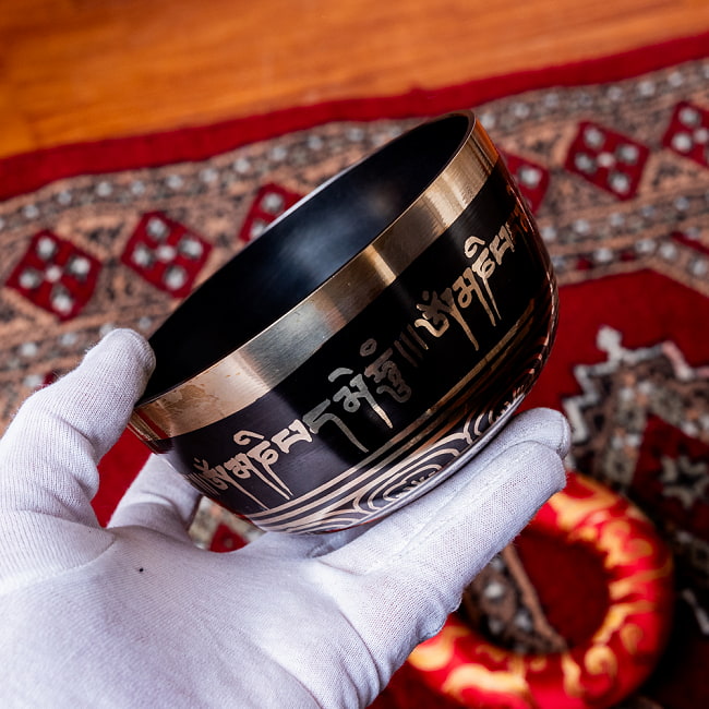 【一点物】高音質ブラックシンギングボウル【音階:G】 458g(スティック付属) 5 - サイズを感じていただく為、手に持ってみました。