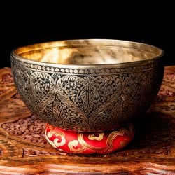 【一点物】唐草文様 彫琢深彫仕上げシンギングボウル 直径22.5cm程度 音階B