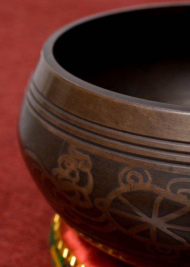 【一点物】チベタンシンギングボウル【音階:F】 639g(スティック付属) 2 - 縁の部分の拡大写真です。