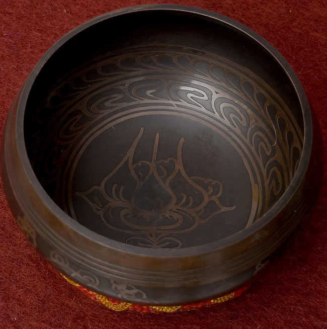 【一点物】チベタンシンギングボウル【音階:F】 639g(スティック付属) 3 - 上からの撮影となります。