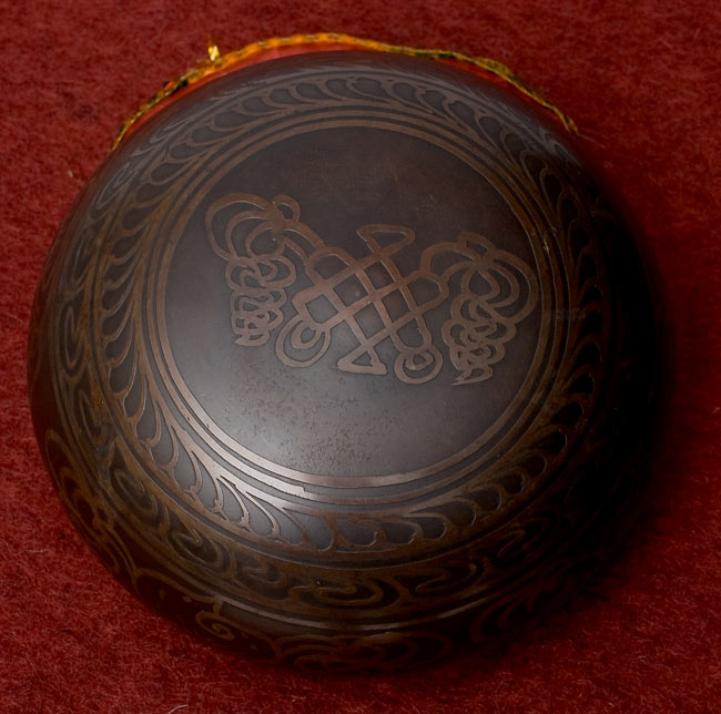 【一点物】チベタンシンギングボウル【音階:F】 639g(スティック付属) 4 - 裏側の写真です。こちらにも丁寧に装飾が施されております。