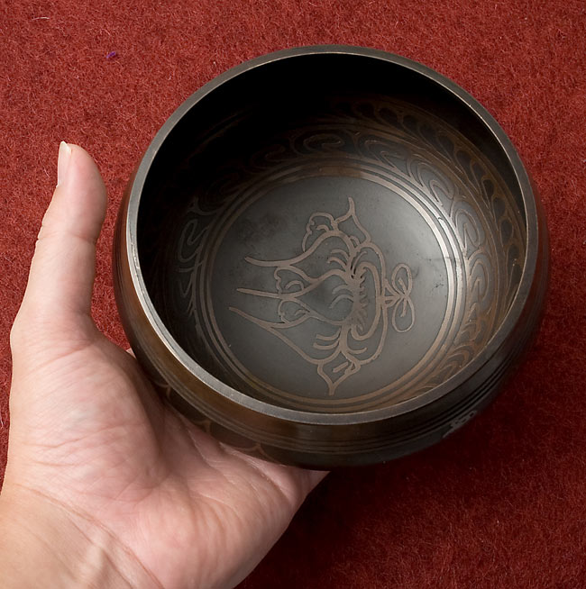 【一点物】チベタンシンギングボウル【音階:F】 639g(スティック付属) 5 - サイズを感じていただく為、手に持ってみました。