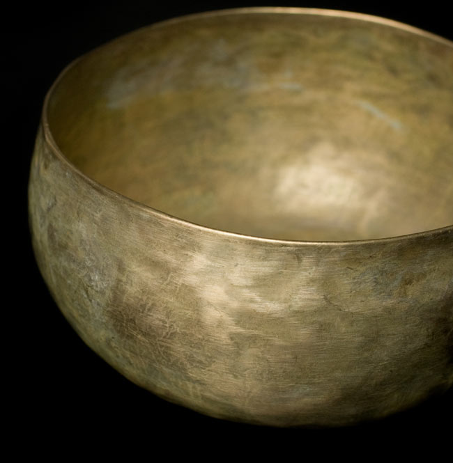 【一点物】アンティックシンギングボウル【音階:C#】 601g(スティック付属) 2 - 縁の部分の拡大写真です。