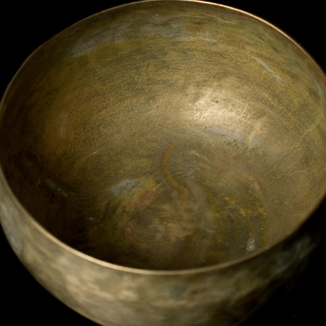 【一点物】アンティックシンギングボウル【音階:C#】 601g(スティック付属) 3 - 上からの撮影となります。