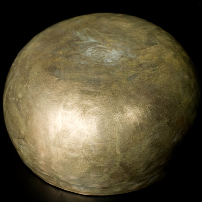 【一点物】アンティックシンギングボウル【音階:C#】 601g(スティック付属) 4 - 裏側の写真です。