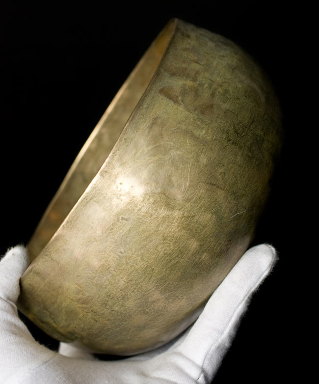 【一点物】アンティックシンギングボウル【音階:C#】 601g(スティック付属) 5 - サイズを感じていただく為、手に持ってみました。