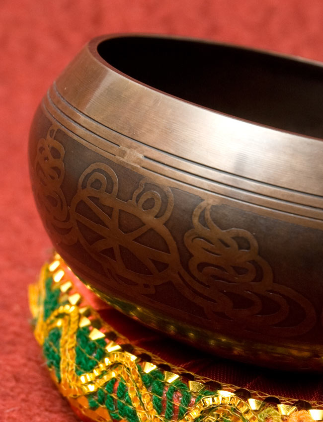 【一点物】チベタンシンギングボウル【音階:D】 301g(スティック付属) 2 - 縁の部分の拡大写真です。