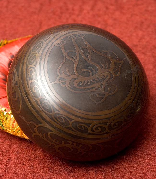 【一点物】チベタンシンギングボウル【音階:D】 301g(スティック付属) 4 - 裏側の写真です。こちらにも丁寧に装飾が施されております。