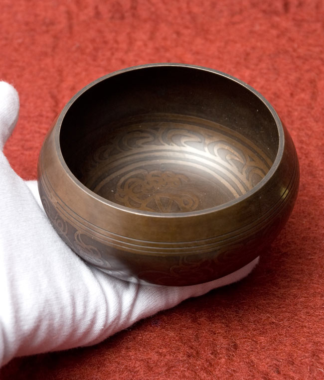 【一点物】チベタンシンギングボウル【音階:D】 301g(スティック付属) 5 - サイズを感じていただく為、手に持ってみました。