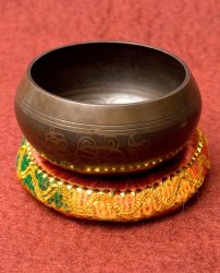 【一点物】チベタンシンギングボウル【音階:D】 301g(スティック付属)の商品写真