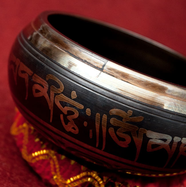 【一点物】チベタンシンギングボウル【音階:F#】 470g(スティック付属) 2 - 縁の部分の拡大写真です。