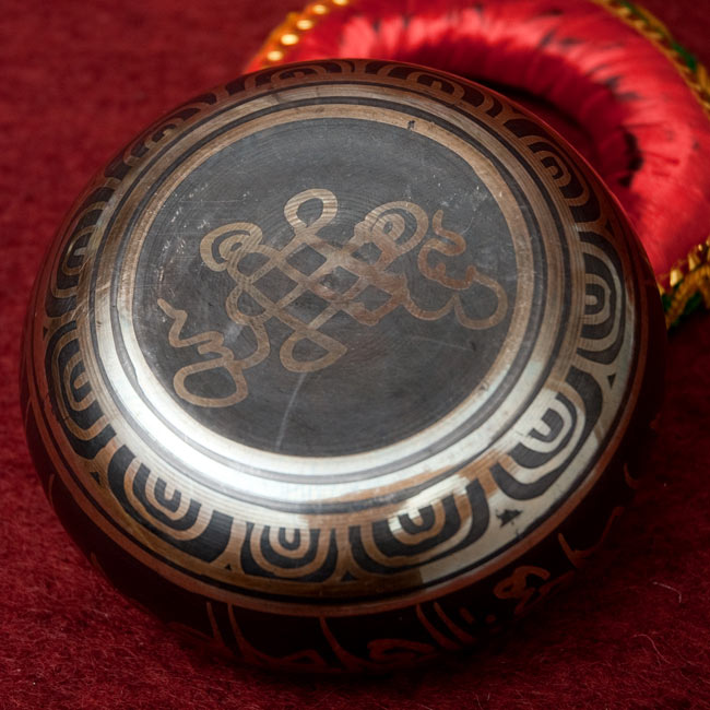 【一点物】チベタンシンギングボウル【音階:F#】 470g(スティック付属) 4 - 裏側の写真です。こちらにも丁寧に装飾が施されております。